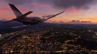 Et mindre fly på vej ind over en oplyst storby i skumringen i Microsoft Flight Simulator