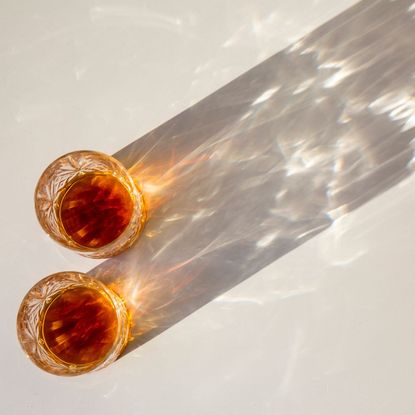 Two whisky glasses in the sun - best boozy perfumes