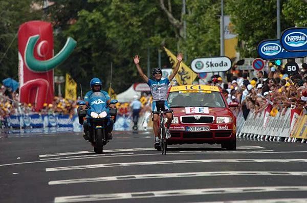 Yaroslav Popovych (Discovery Channel) crosses the line to win