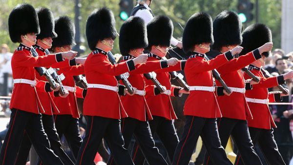 Game of Thrones Theme at Buckingham Palace - Changing of the Guard ...