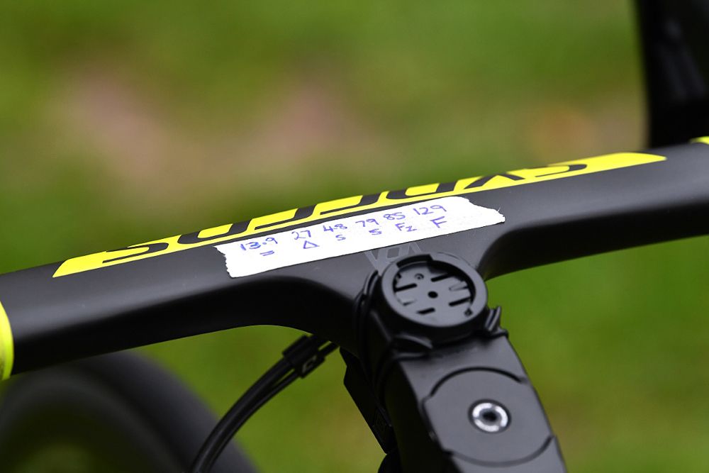 Jolien D'hoore's bike with a pink ribbon tied to the saddle for breast cancer campaign - OVO Enery Women's Tour stage 1 start - Mitchelton -Scott bike