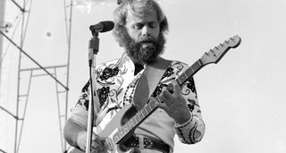 A heavily bearded Al Jardine plays a Strat live onstage with the Beach Boys towards the tail-end of the '70s.