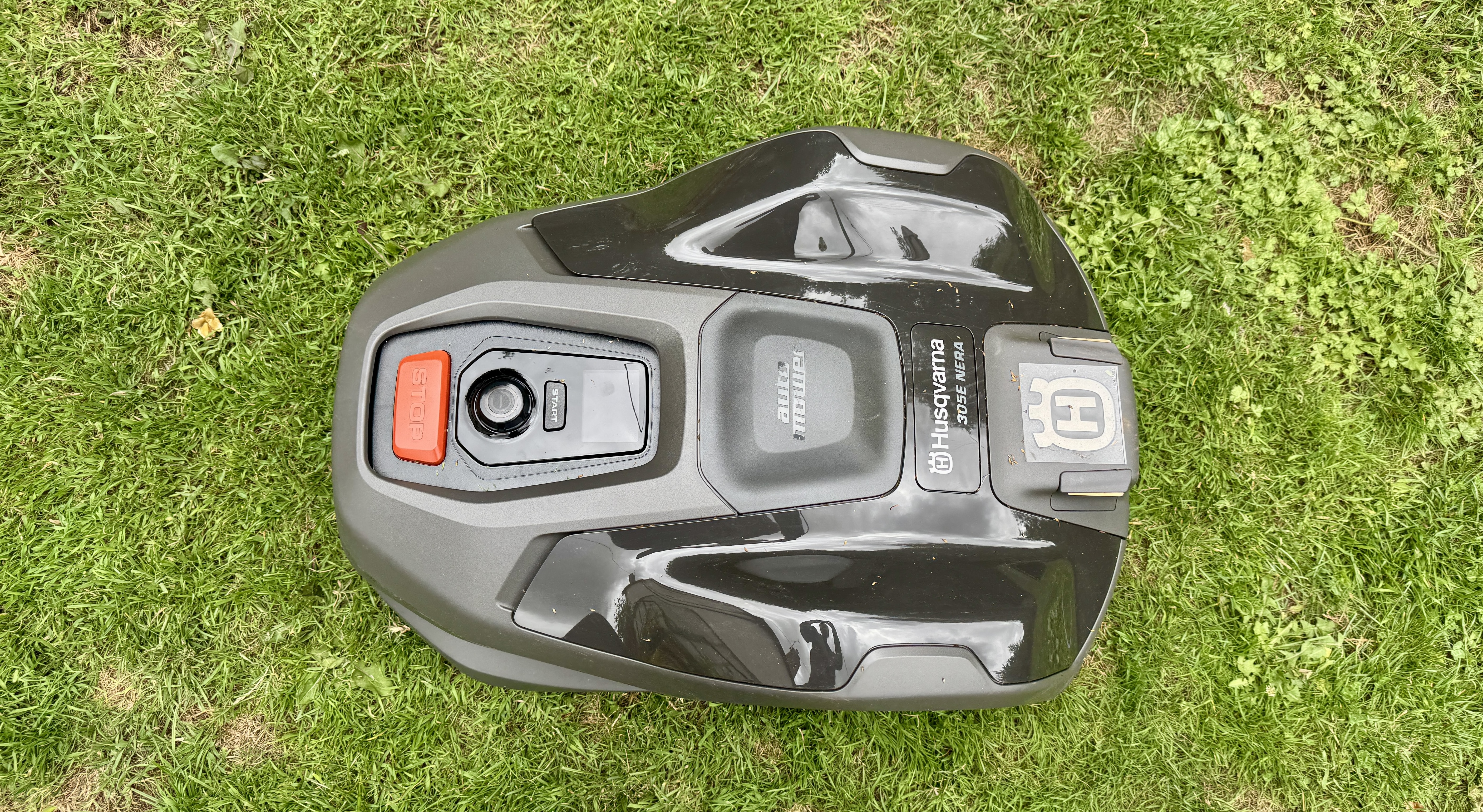 Husqvarna Automower 305E NERA on tester&#039;s lawn