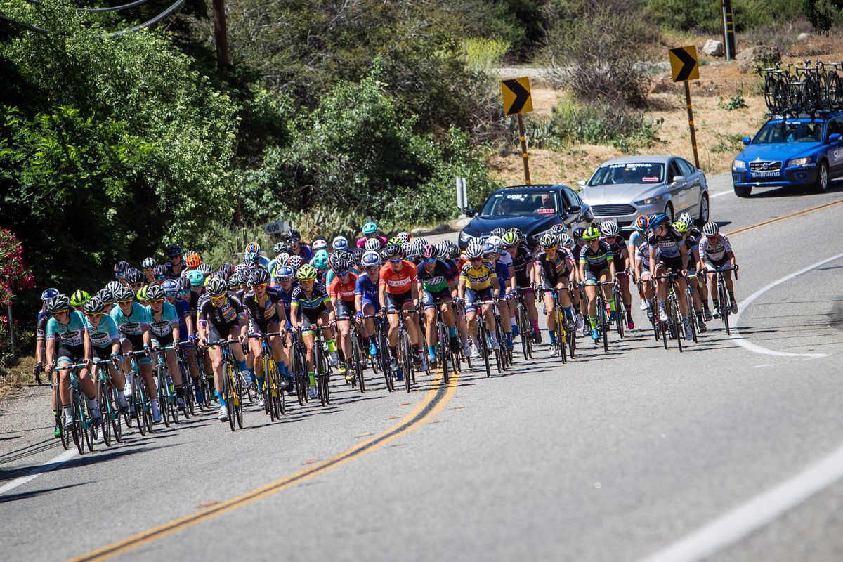 The women&rsquo;s peloton before the climb