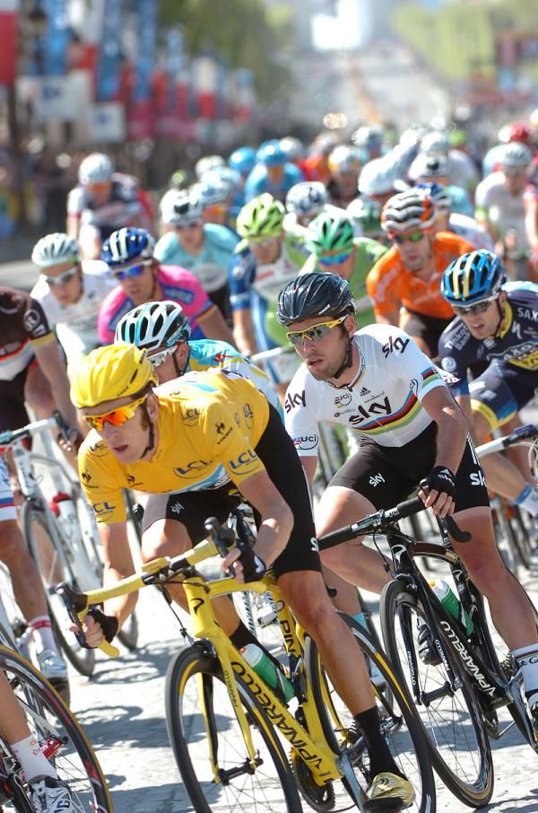Bradley Wiggins offers Mark Cavendish a perfect lead out