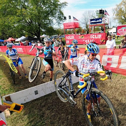 Katerina Nash (Luna Pro Team) chasing Sydor for the lead.