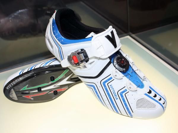 Vittoria's new Hora road shoe combines a ratcheting main buckle with a rotary steel cable closure.