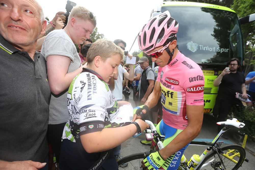 Alberto Contador signs autographs for some fans