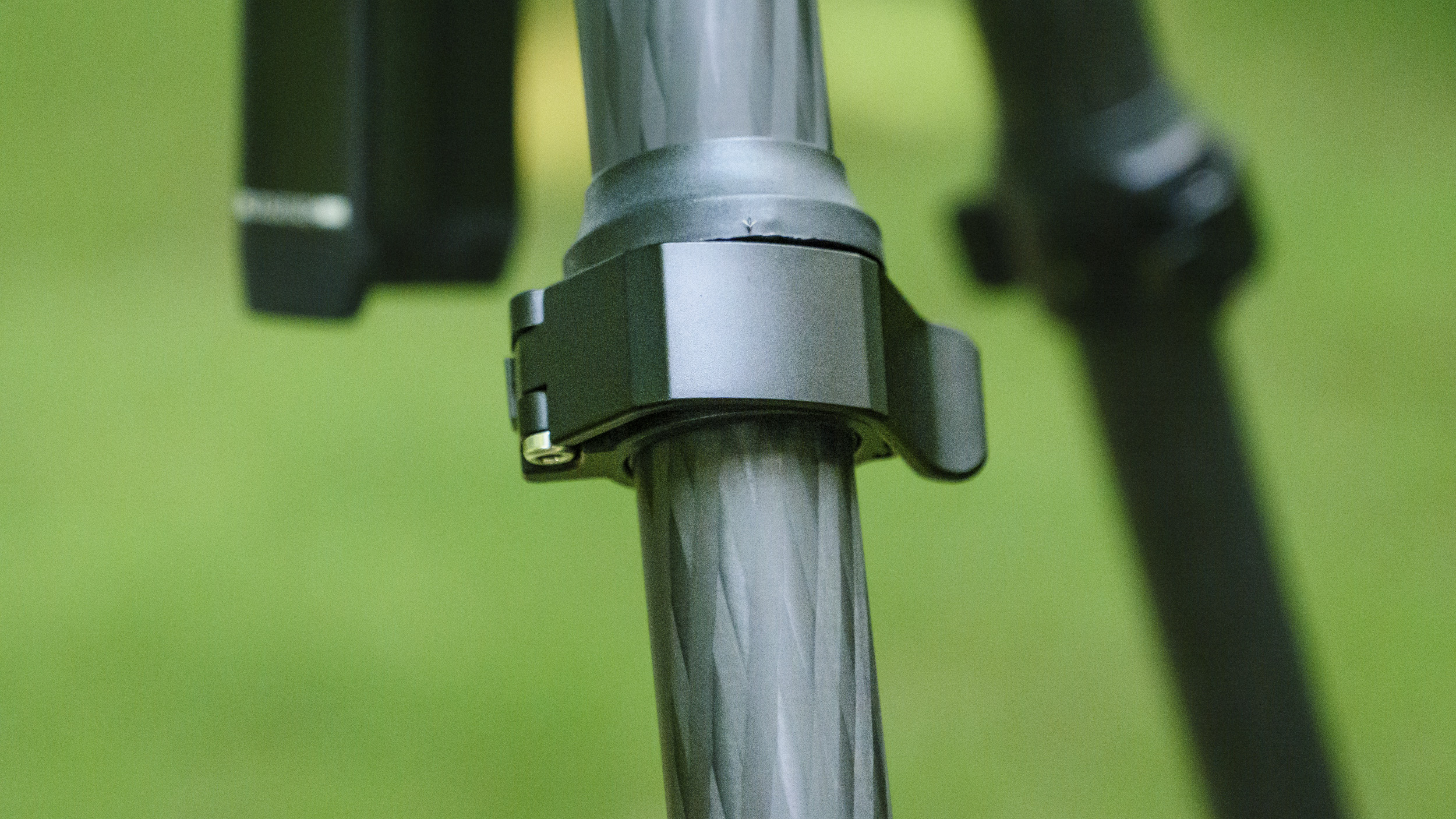 Heipi 3-in-1 Travel Tripod W28S close up of leg locks