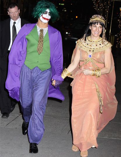 Jessica Seinfeld and Jesus Luz arrive at a fancy dress party