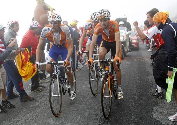 Denis Menchov (Rababank) and Sammy Sanchez (Euskaltel - Euskadi) suffer on the Tourmalet.
