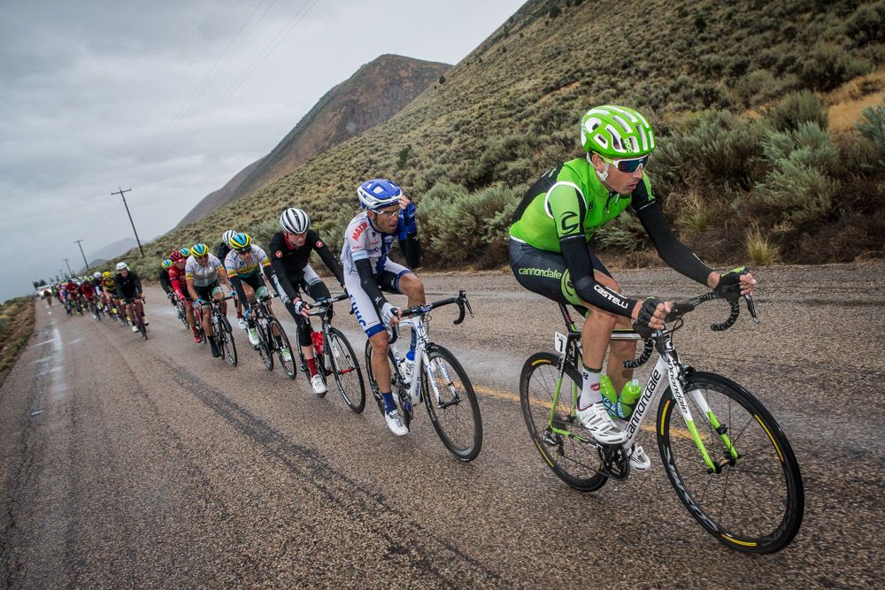 Teams come to the front to try and reel in the break.