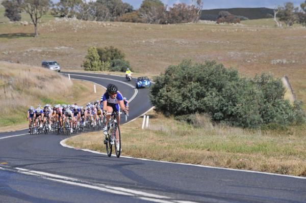 An early attempted break comes to naught on the descent to Uriarra Crossing.