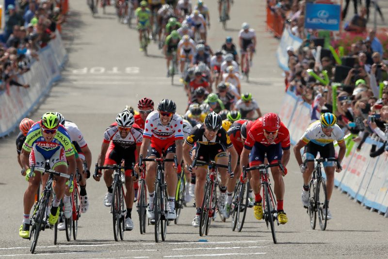 The sprinters line up for the finsih