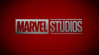 Et skjermbilde av den offisielle logoen til Marvel Studios, sølvbokstaver i versaler på rød bakgrunn