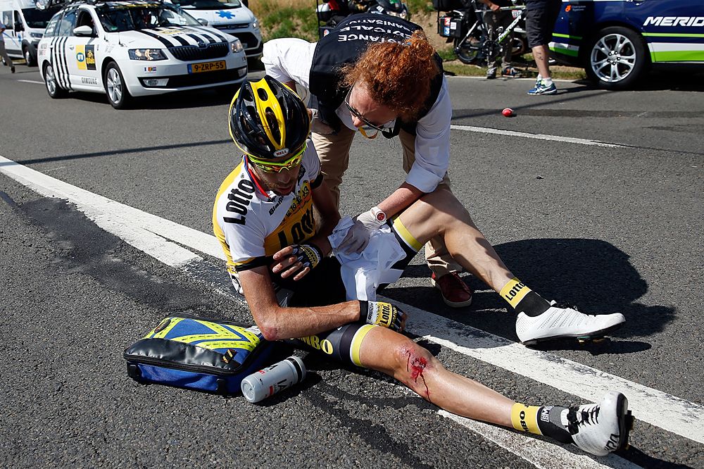Laurens ten Dam (LottoNl-Jumbo) dislocated his shoulder but had it re-set and continued