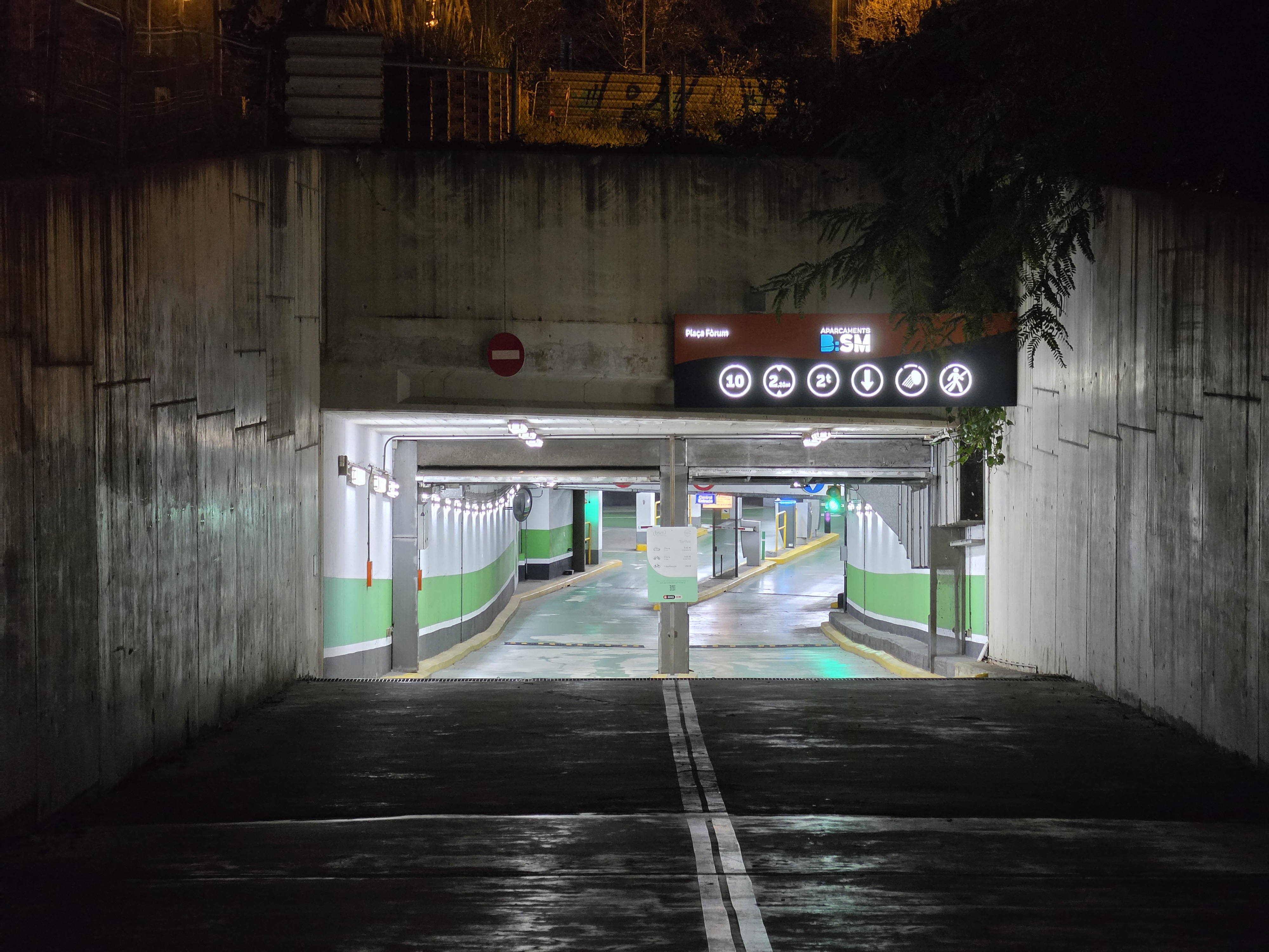 Samsung Galaxy S26 Ultra camera sample at night