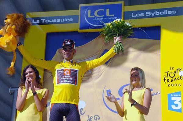 Oscar Pereiro (Caisse d'Epargne) salutes from the podium