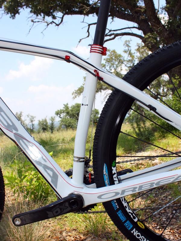 Alma 29 frame designer Xabier Narbaiza included a kinked seat tube that allowed for short 439mm chain stays.