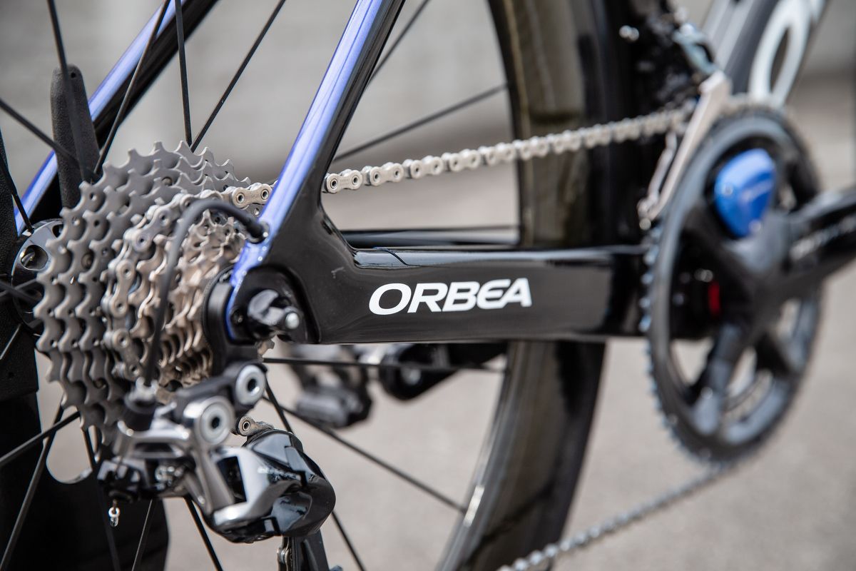 The frameset features internal cable routing for the Shimano Dura-Ace R9100 groupset