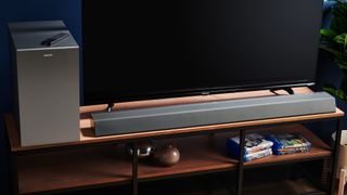 Philips TAB8905 soundbar op een tv-meubel