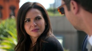 Lana Parilla as Lisa sitting outside of court in The Lincoln Lawyer season 2 episode 9