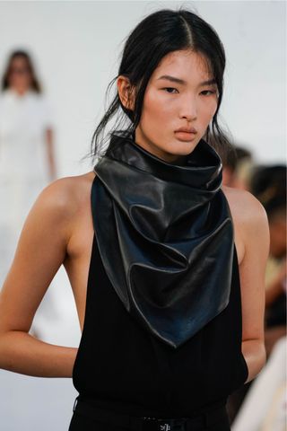 Modelo con mejillas bronceadas, uno de los looks de belleza clave del mes de la moda primavera/verano 2025, en la pasarela de Brandon Maxwell