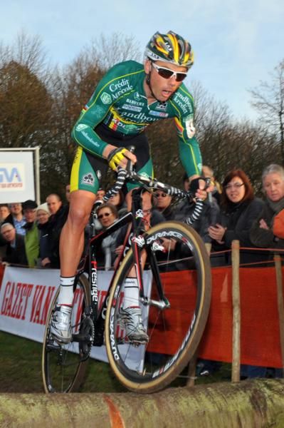 Sven Nys clears the logs
