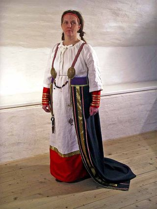 Viking women's clothing consisted of a single piece of fabric with a train, an opening in front, and clasps that accentuated the breasts. The apparel is on display at Museum Gustavianum, Uppsala University.