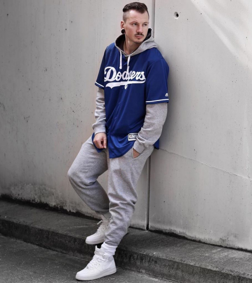 4-ways-to-wear-the-baseball-trend-11-1556648497-iahI-column-width-inline