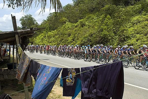 The peloton was leaving solo rider Peter McDonald out to dry, but found themselves just hanging round too - well for awhile anyway.