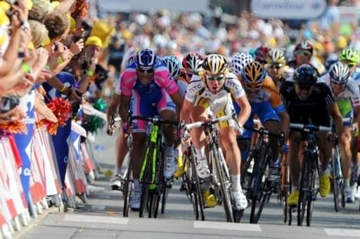 Mark Cavendish (HTC-Columbia) at the front of the mad dash to the finish line of stage 18
