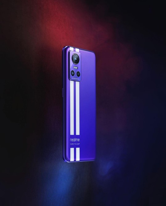 Realme GT Neo 3 en color azul con rayas blancas