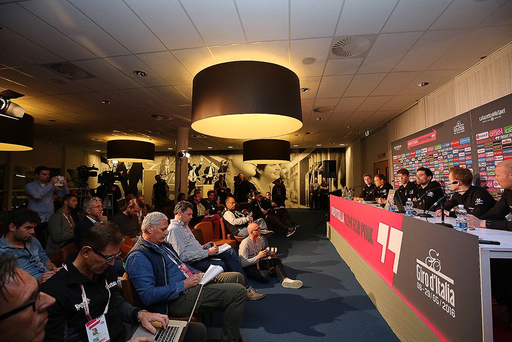 Reporters ask questions of the Giant-Alpecin riders.
