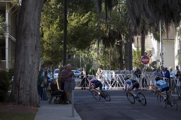 The women's field dives heads into a corner in Beaufort.