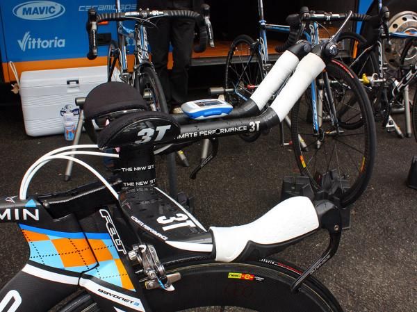 Beefy grips on the base bars provide David Millar (Garmin-Transitions) with a secure handhold for powerful starts.