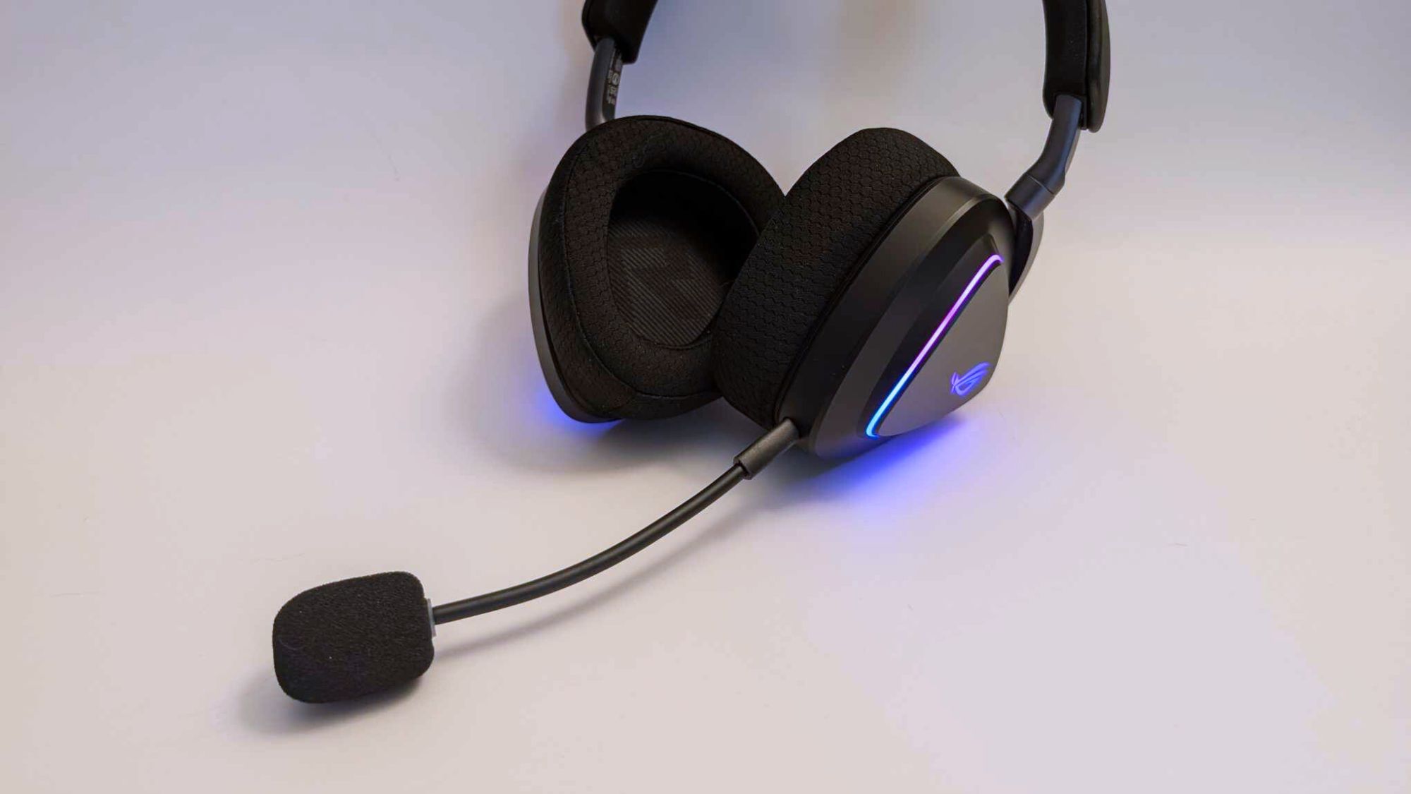 Se ha ampliado el micrófono de los auriculares para juegos Asus ROG Delta II