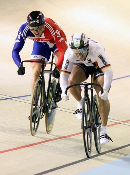 Chris Hoy (Great Britain) desperately tries to claw back the advantage built by Robert Forstemann (Germany) in the men's sprint 1/8 final.