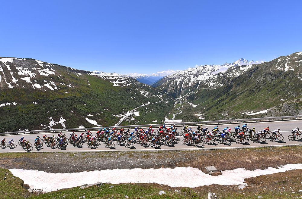 The field racing during stage 6 at Tour de Suisse