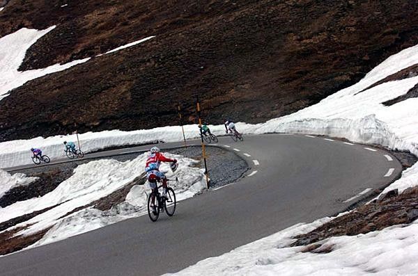 Garzelli descends and tries to stay warm.