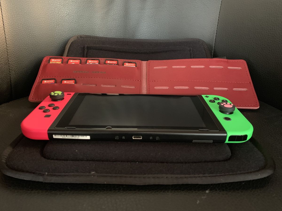 Waterfield Designs Switch Taco with Nintendo Switch laying flat in center with 20-Game Wallet open