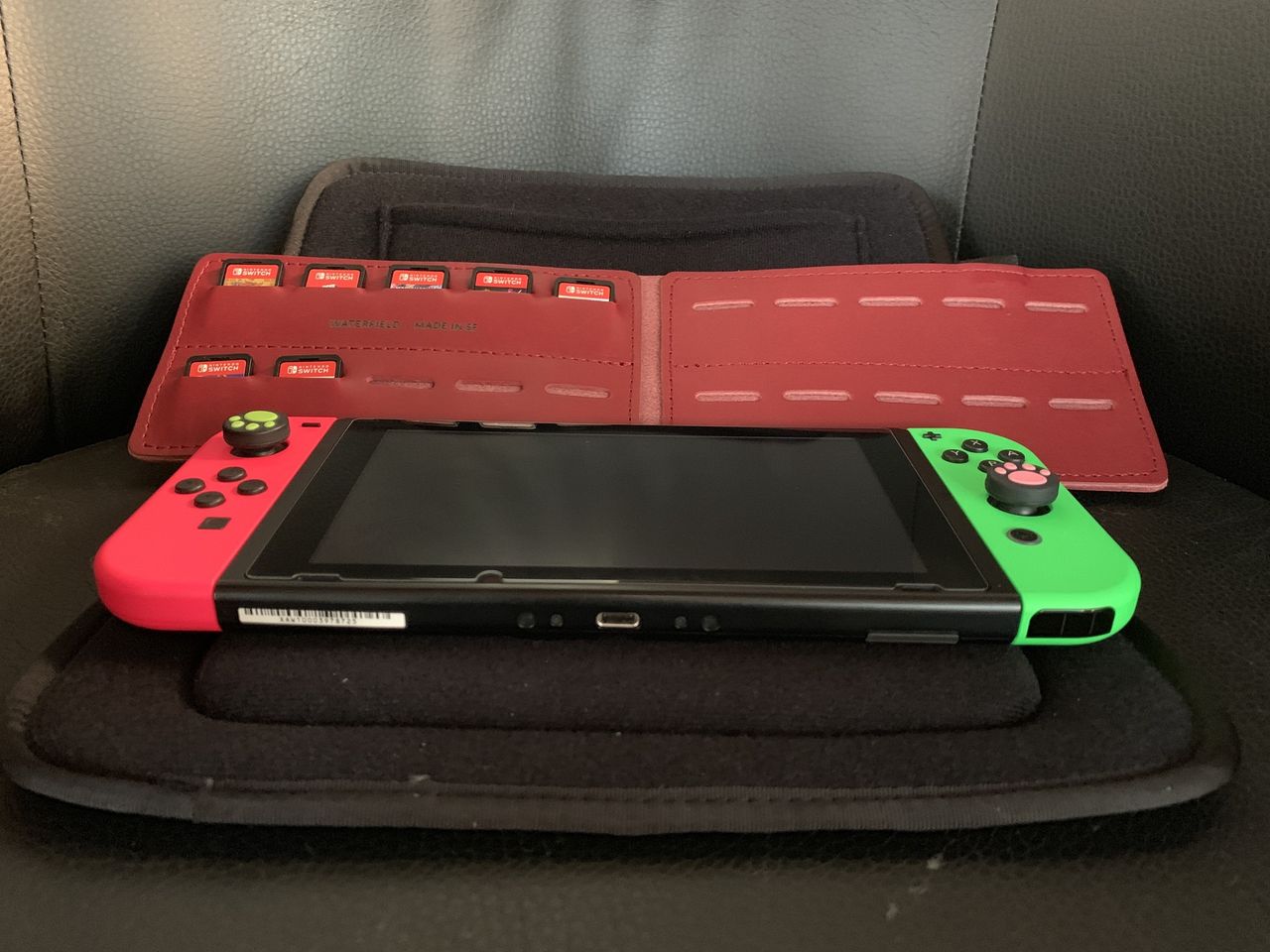 Waterfield Designs Switch Taco with Nintendo Switch laying flat in center with 20-Game Wallet open