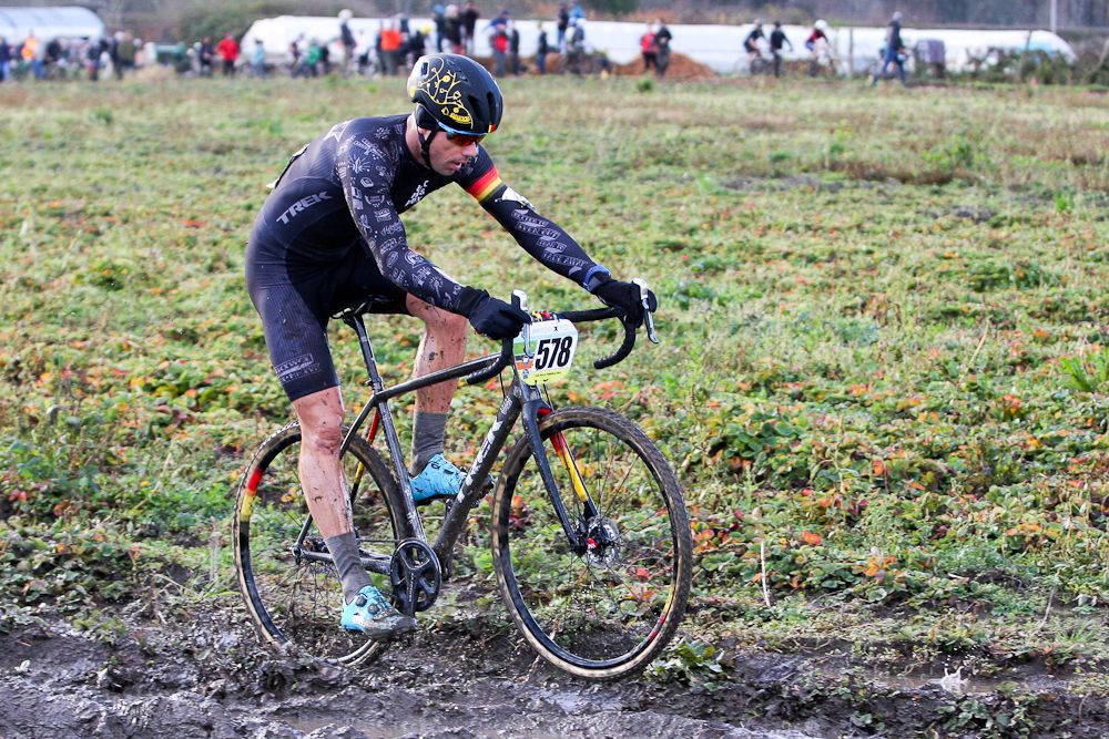 Sven Nys pops out of the corn field near the start of SSCXWC 2016