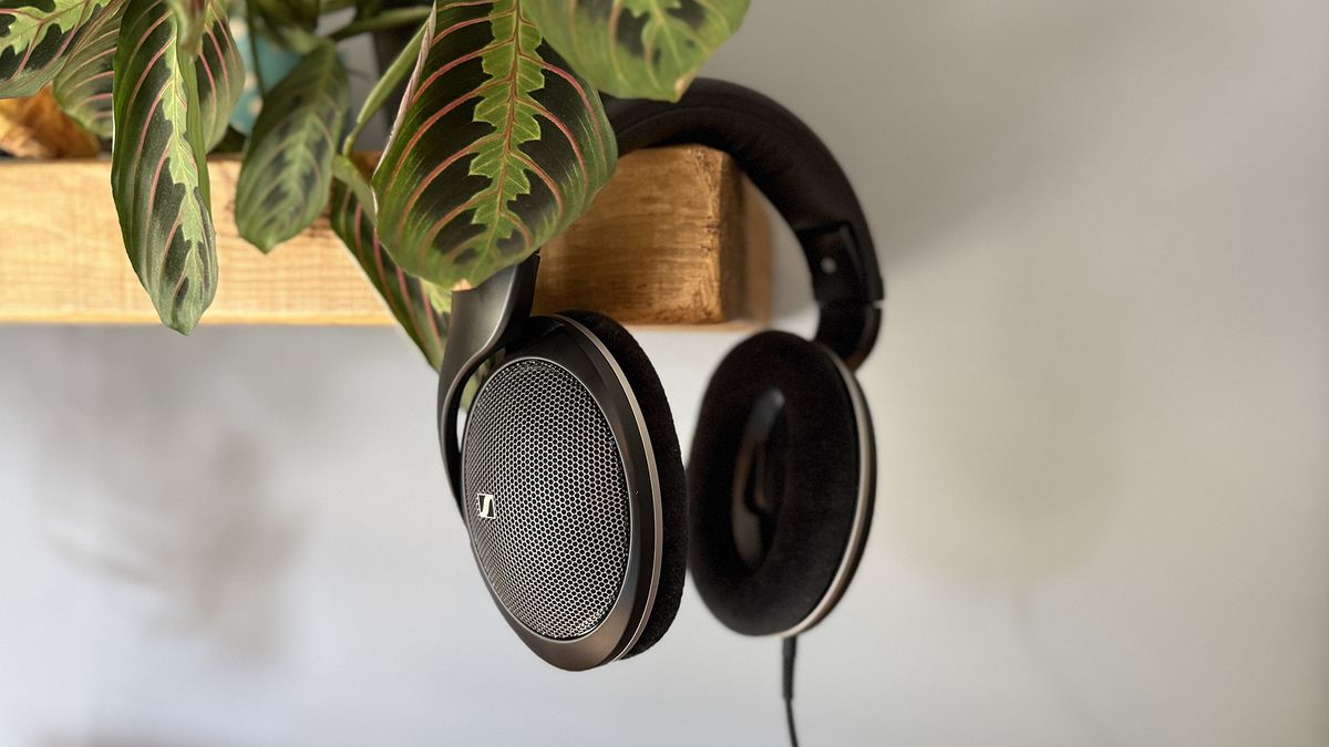 Various shots of the Sennheiser HD 550 headphones.