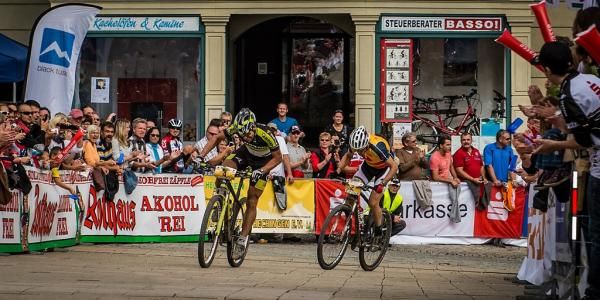 Alban Lakata sprints Christoph Sauser for valuable seconds