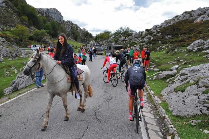 A decides horseback is the best place to watch the stage from