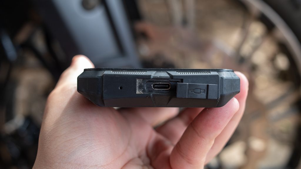 Doogee V30 charging port
