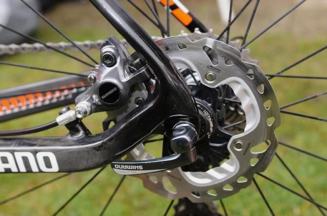 Neat mounting for the rear hydraulic caliper and dropout. Like her compatriot, Lars Van Der Haar, Vos uses 140mm disc rotors front and rear