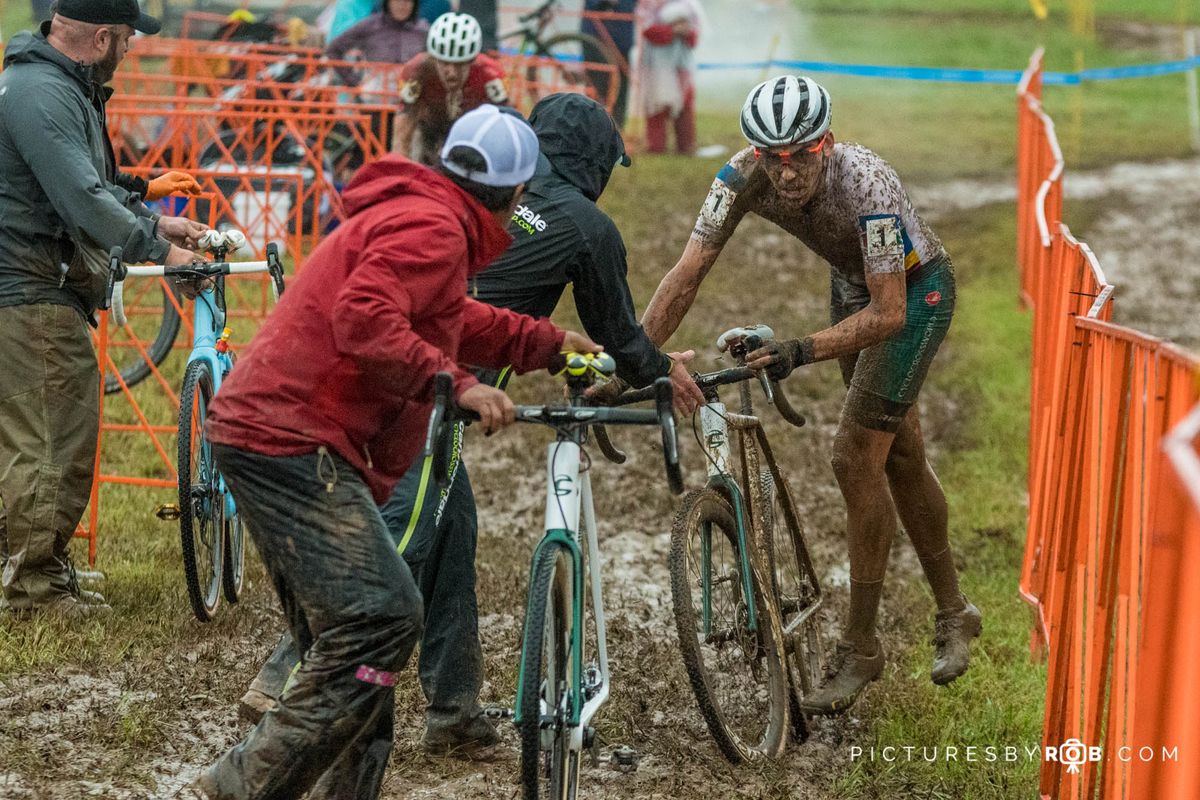 Curtis White (Cannondale p/b Cyclocrossworld) takes a fresh bike at half a lap to go with Gage Hecht (Donnelly Aevolo) right behind him