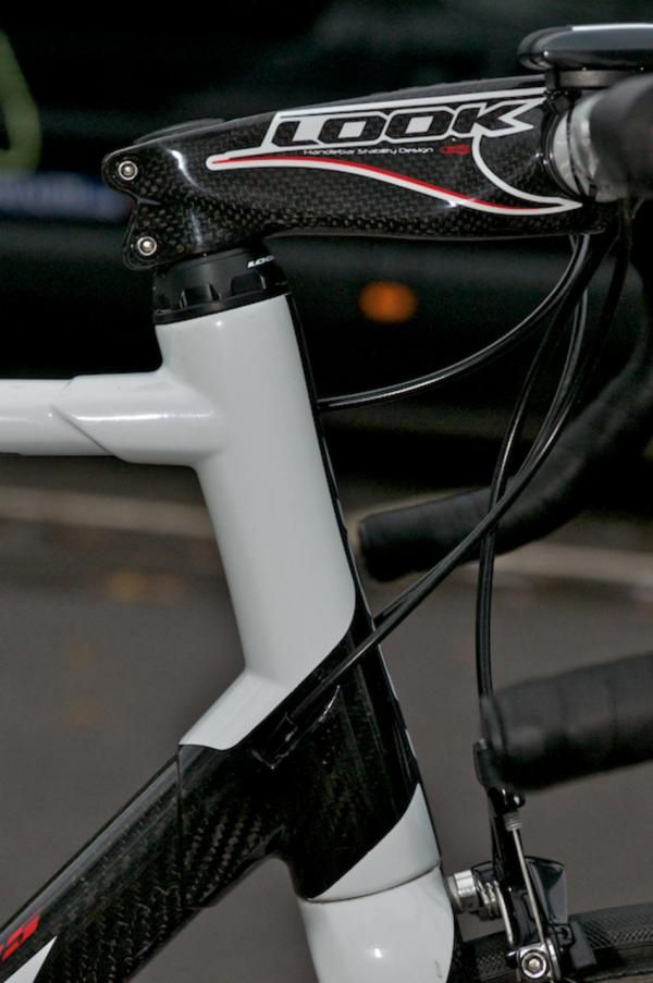 The 595's one-piece carbon head tube.